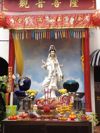 ในร้านมีพระโพธิสัตว์กวนอิมเป็นองค์ประธาน ที่ ร้านอาหาร ร้านเกาะเสืออาหารเจ หาดใหญ่