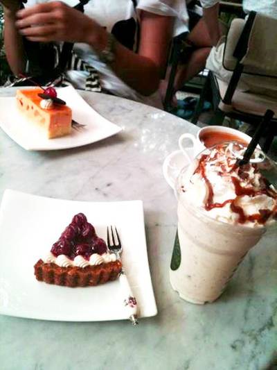 Cherry Cheesecake (อันสีส้มๆ ของเพื่อน จำไม่ได้ว่าอะไร) ที่ ร้านอาหาร Risa Lamo ซ.อารีย์สัมพันธ์