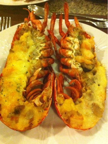 กุ้งลอบสเตอร์ หอมเนยและกรอบมากค่ะ ที่ ร้านอาหาร The Pavilion