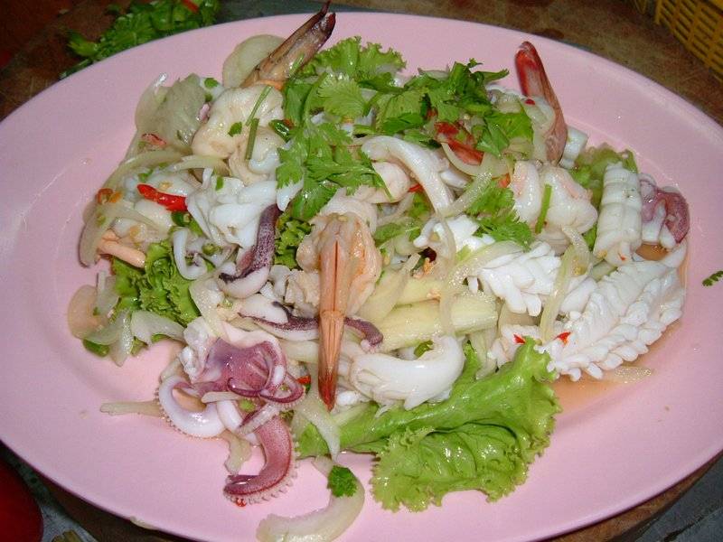 ยำรวมมิตรทะเล ที่ ร้านอาหาร จงรักโภชนา