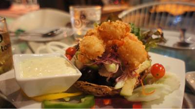 สลัดผลไม้รวมกุ้ง ราคา 150บาท ที่ ร้านอาหาร about HIP