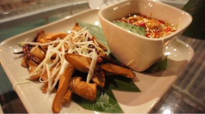 เห็ดออรินจิทอดน้ำปลา ราคา 100บาท ที่ ร้านอาหาร about HIP