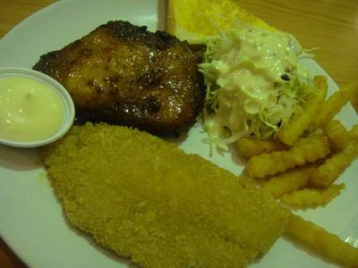ไก่สไปซี่และปลาทอด ที่ ร้านอาหาร BKK Grill ซอยรางน้ำ