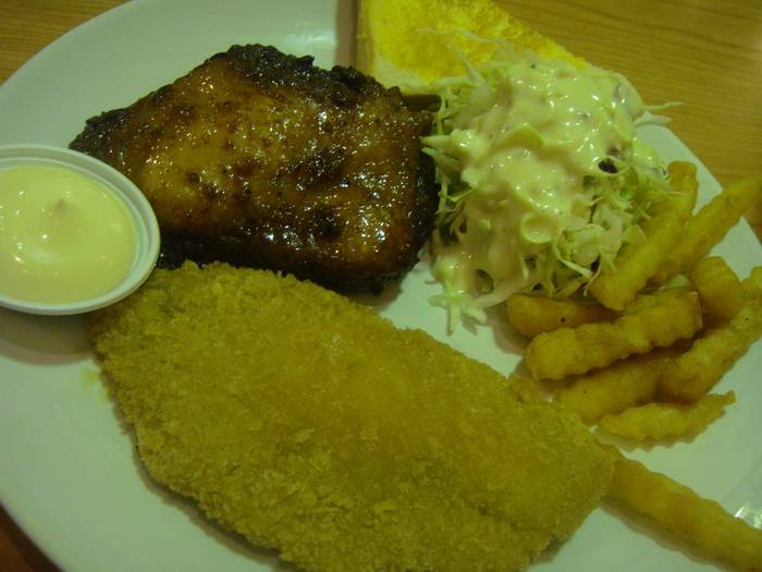 ไก่สไปซี่และปลาทอด ที่ ร้านอาหาร BKK Grill ซอยรางน้ำ