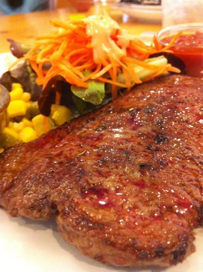 สเต๊กเนื้อนกกระจอกเทศ ที่ ร้านอาหาร Dairy Home(แดรี่ โฮม)