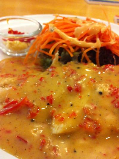 สเต๊กไก่กับซอสโยเกิร์ต ที่ ร้านอาหาร Dairy Home(แดรี่ โฮม)