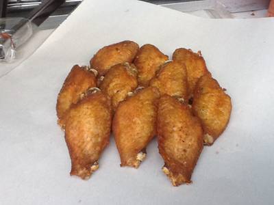 ปีกกลางทอด ราคาขีดละ 30 บาท ที่ ร้านอาหาร ร้านทักษิณไก่ทอดเซ็นหลุยส์