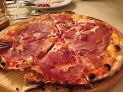 Parma Ham pizza ที่ ร้านอาหาร BACCO Restaurant & Wine Bar