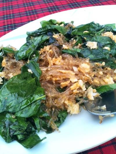ใบเหลียงผัดไข่ ที่ ร้านอาหาร ปากน้ำซีฟู้ด
