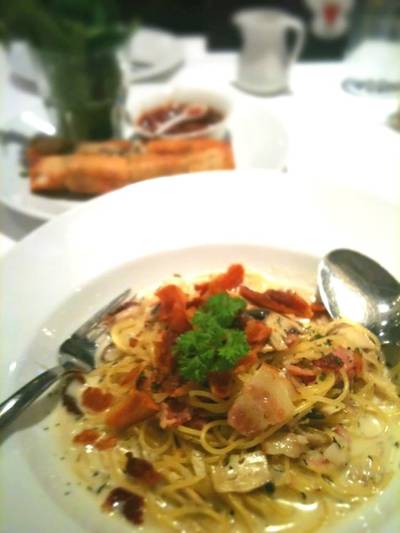 สปาเก็ตตี้คาโบนารา ที่ ร้านอาหาร Greyhound Café ดิเอ็มโพเรี่ยม