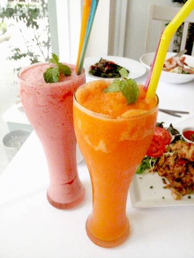 (ขวา) Mix Berry Smoothies  (ซ้าย) Freshy Smoothies  ที่ ร้านอาหาร The Anna Restaurant & Art Gallery