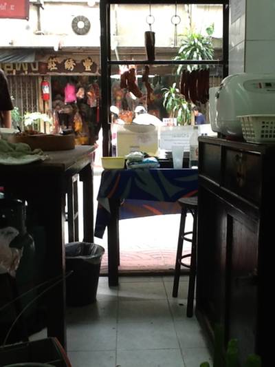 โต๊ะหน้าร้านแบบเรียบง่าย ที่ ร้านอาหาร ข้าวหมูแดงแปลงนาม