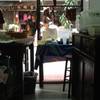 โต๊ะหน้าร้านแบบเรียบง่าย ที่ ร้านอาหาร ข้าวหมูแดงแปลงนาม