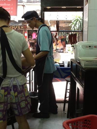 คนขาย กับคนเสริฟ มีกันสองคน ร้านเล็กๆ ไม่เห็นอาแปะ เจ้าของร้านนะ ที่ ร้านอาหาร ข้าวหมูแดงแปลงนาม