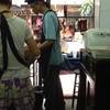 คนขาย กับคนเสริฟ มีกันสองคน ร้านเล็กๆ ไม่เห็นอาแปะ เจ้าของร้านนะ ที่ ร้านอาหาร ข้าวหมูแดงแปลงนาม