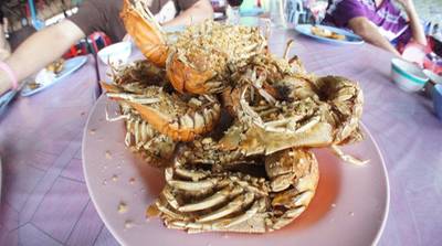 กั้งทอดกระเทียม ที่ ร้านอาหาร ป้าฮี๊ด ซีฟู๊ด