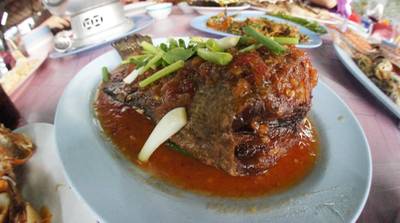 ปลาเก๋าราดพริก ที่ ร้านอาหาร ป้าฮี๊ด ซีฟู๊ด
