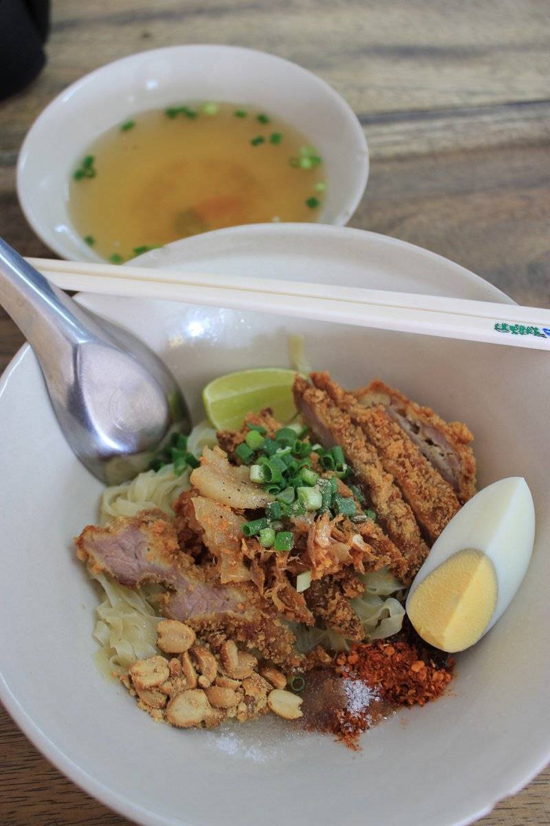 บะหมี่ต้มยำแห้งหมูทอด ที่ ร้านอาหาร เตี๋ยวหมู scuba