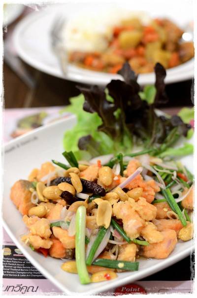 ยำแซลมอนกรอบ ที่ ร้านอาหาร Black Canyon Coffee โรงพยาบาลกรุงเทพ