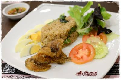 ข้าวผัดน้ำพริกปลาสลิดกรอบ ที่ ร้านอาหาร Black Canyon Coffee โรงพยาบาลกรุงเทพ