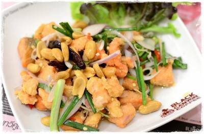 ยำแซลมอนกรอบ ที่ ร้านอาหาร Black Canyon Coffee โรงพยาบาลกรุงเทพ