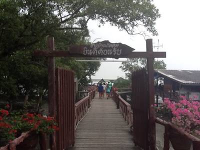 แนวทางเดินที่ได้บรรยากาศหิว ที่ ร้านอาหาร ทับทิมทอง