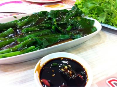 คะน้าฮ่องกง ที่ ร้านอาหาร โชคดี ติ๋มซำ Supreme Complex