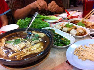 ชุดบักกุดเต๋ มาพร้อมคะน้าฮ่องกงและเห็ดเข็มทอง ที่ ร้านอาหาร โชคดี ติ๋มซำ Supreme Complex