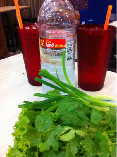 น้ำดื่ิมขวดเล็กของร้านและผักสดที่มากับชุดบักกุดเต๋ ที่ ร้านอาหาร โชคดี ติ๋มซำ Supreme Complex