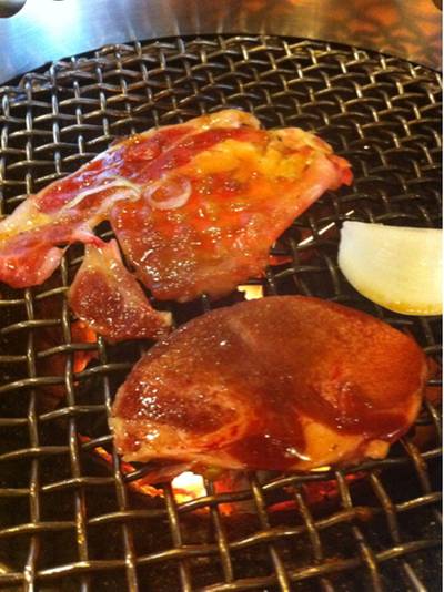 เนื้อหมู กระเทียม ลิ้นหมู ที่ ร้านอาหาร Miraku