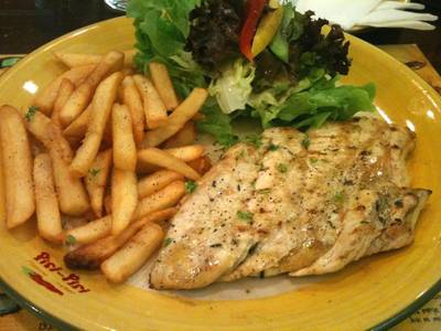 ไก่ย่างน้ำผึ้งและมัสตาร์ด ที่ ร้านอาหาร Piri Piri The Emporium