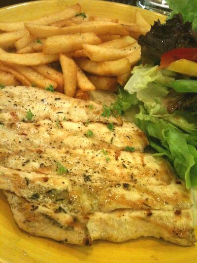 ไก่ย่างน้ำผึ้งและมัสตาร์ด....ไก่เนื้อนุ่มมาก ที่ ร้านอาหาร Piri Piri The Emporium