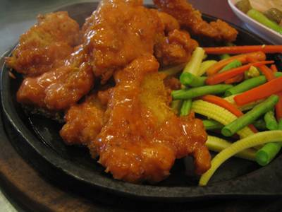 ไก่ทอดกะทะร้อน ที่ ร้านอาหาร เจริญไทย ซีฟู๊ด