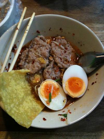 จานอาจไม่สวยเพราะวางบนโต๊ะก้จะทานเลย จนลืมถ่ายรูป5555 #แซปเว่อออ ที่ ร้านอาหาร ก๋วยเตี๋ยวสามเด้ง