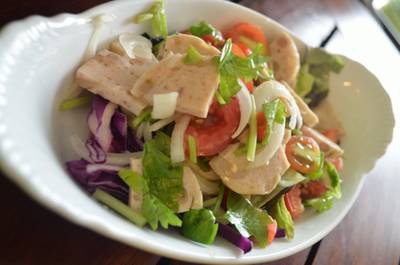ยำหมูยอรสชาติจัดจ้านกำลังดี! ที่ ร้านอาหาร ร้านผักเขียว อาหารเวียดนาม