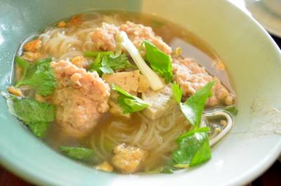 เฝอเส้นเล็ก (หากไม่เคยทาน ถามวิธีผสมน้ำจิ้มให้อร่อยเด็ดจากเจ้าของร้านได้เลยค่ะ) ที่ ร้านอาหาร ร้านผักเขียว อาหารเวียดนาม