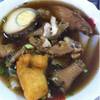ก๋วยจั้บน้ำข้น. ตีนไก่ ปีกไก่ตุ๋น นุ่มๆ กินกับปาท่องโก๋ร้อนๆ ที่ ร้านอาหาร ก๋วยจั้บเทพวิมาน