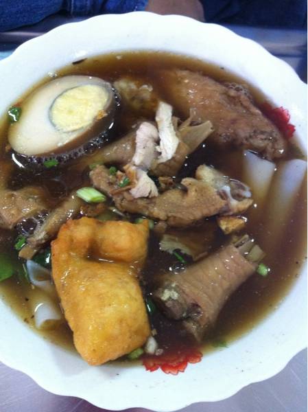 ก๋วยจั้บน้ำข้น. ตีนไก่ ปีกไก่ตุ๋น นุ่มๆ กินกับปาท่องโก๋ร้อนๆ ที่ ร้านอาหาร ก๋วยจั้บเทพวิมาน