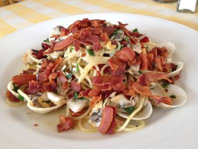สปาเก็ตตี้ผัดกระเทียม ใส่รวมมิตรหอย เบคอนกรอบ ที่ ร้านอาหาร Pizzeria Limoncello