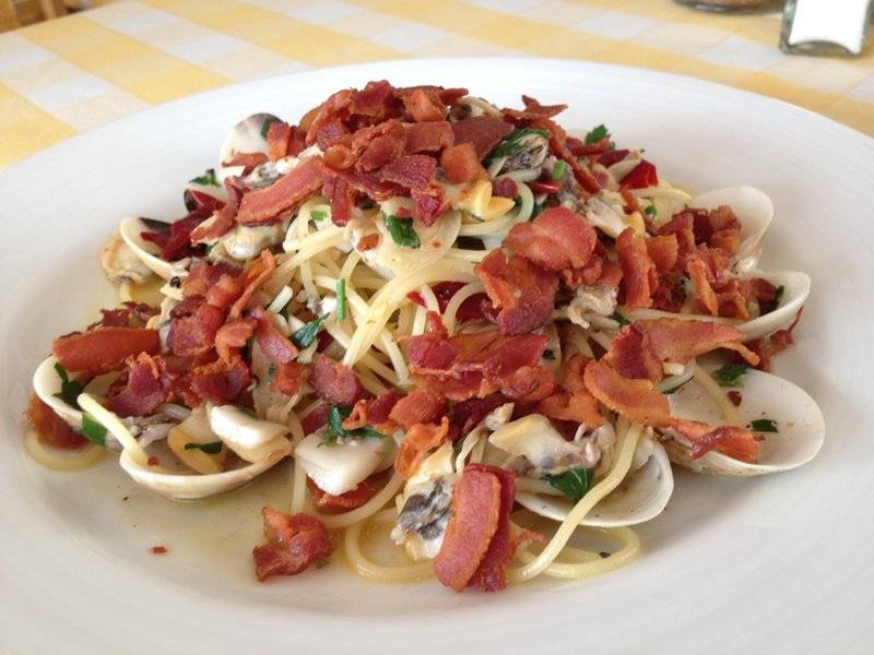 สปาเก็ตตี้ผัดกระเทียม ใส่รวมมิตรหอย เบคอนกรอบ ที่ ร้านอาหาร Pizzeria Limoncello