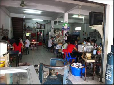 ที่นั่งในร้าน ที่ ร้านอาหาร กานต์ เป็ดตุ๋น