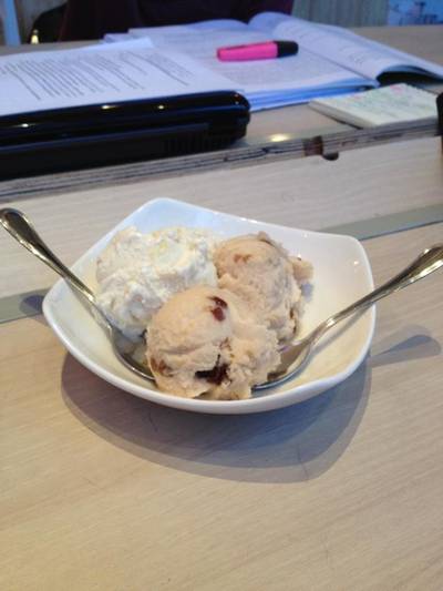 ไอศครีมวานิลาบีนและไอศครีมมะขาม ที่ ร้านอาหาร Too Fast To Sleep