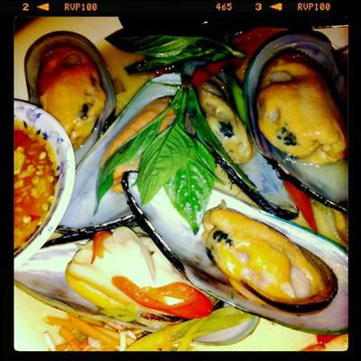 หอยเเมงภู่อบตะไคร้ หอยนิวซีเเลนด์ชิดซ้ายค่ะ ;) ที่ ร้านอาหาร ร้านชวนชิมซีฟู้ด