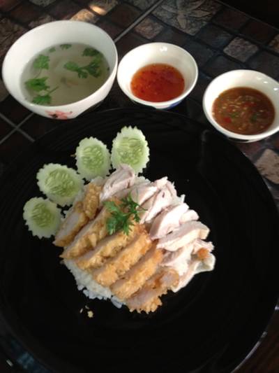 ข้าวมันไก่ตอนและไก่ทอด ที่ ร้านอาหาร ร้านออมข้าวมันไก่ตอน