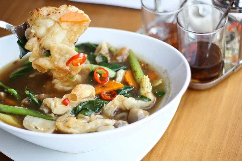 ราดหน้าสเต็กหมู ไม่ได้เขียนผิดนะ หมูมาเป็นชิ้นสเต็กจริงๆ ไม่ควรพลาด ที่ ร้านอาหาร Crazy Fuze