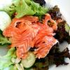 salmon salad  ที่ ร้านอาหาร The Salad Bar