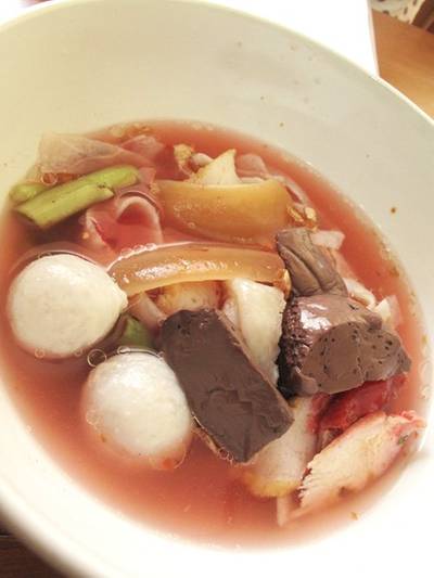 เย็นตาโฟเส้นปลา ที่ ร้านอาหาร อร่อยล้ำเส้น