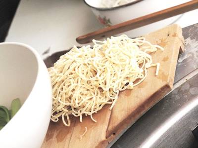 เส้นบะหมี่เหนียวนุ่ม ที่ ร้านอาหาร อร่อยล้ำเส้น