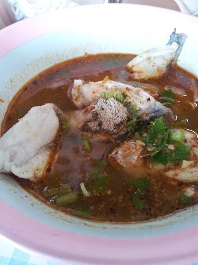 เส้นเล็กต้มยำปลา ที่ ร้านอาหาร ก๋วยเตี๋ยวลูกชิ้นปลานายหอย