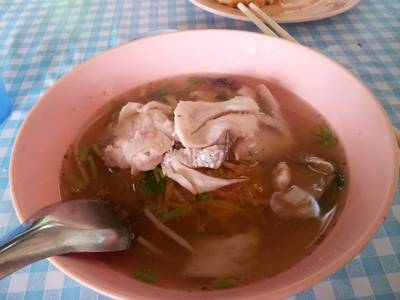 บะหมีน้ำปลา ที่ ร้านอาหาร ก๋วยเตี๋ยวลูกชิ้นปลานายหอย